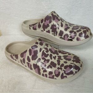 OOFOS Oocloog Women's Clogs Size W8 M6 Beige Leopard Print Recovery Comfort